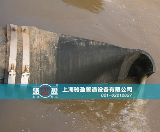 法蘭式<a href=http://m.huiquansu.com/ target=_blank class=infotextkey><a href=http://m.huiquansu.com target=_blank class=infotextkey>鴨嘴閥</a></a>排污現(xiàn)場