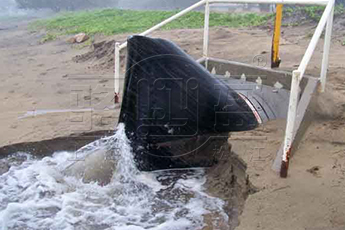 國外<a href=http://m.huiquansu.com/ target=_blank class=infotextkey><a href=http://m.huiquansu.com target=_blank class=infotextkey>鴨嘴閥</a></a>安裝現場圖